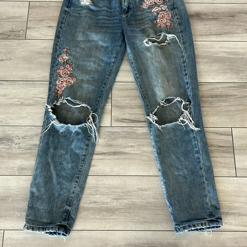 Garage MOM jeans embroidered distressed size 3